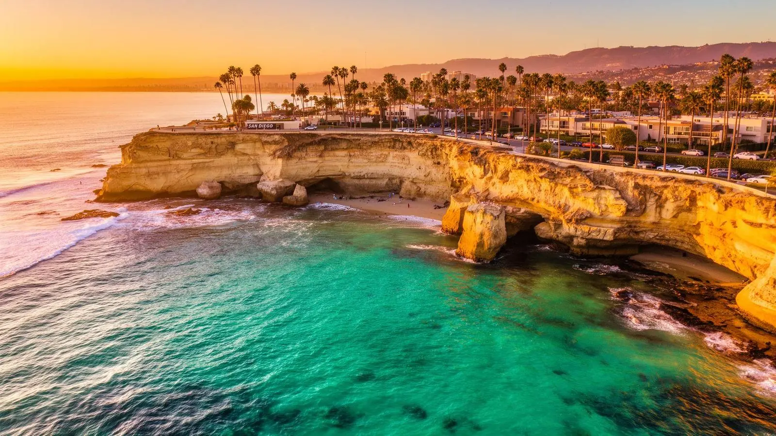 Vista de la bahía y el centro de San Diego al atardecer